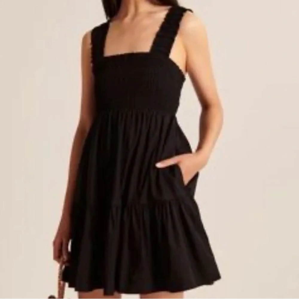 Flowy mini dress with pockets. Perfect to just throw on.